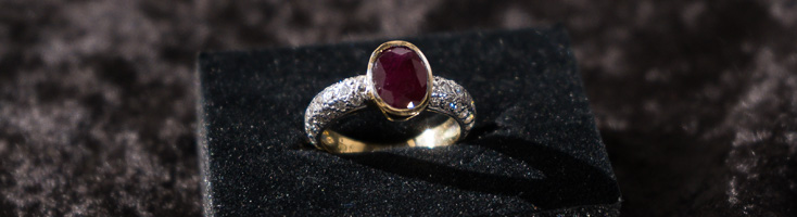 18ct Yellow Gold Band & Opaque Ruby Ring