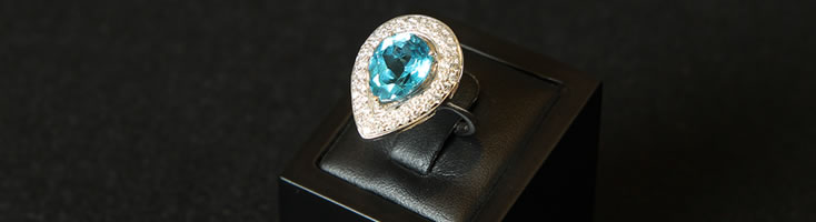 18ct white gold tapered half round band ring 