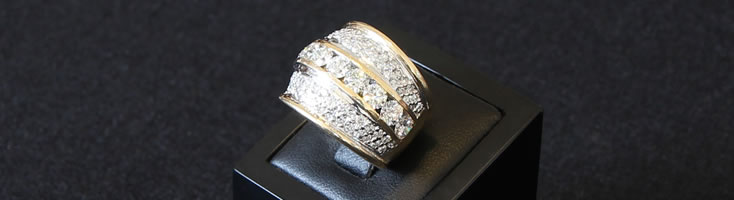 18ct yellow gold tapered band ring with fluted edges