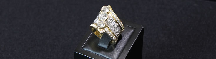 18ct Yellow Gold Triple band Ring with centre half rubbed over settings set with 3 Brilliant cut Diamonds